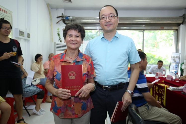 說(shuō)他們的回遷房被開(kāi)發(fā)商拿去銀行抵押貸款