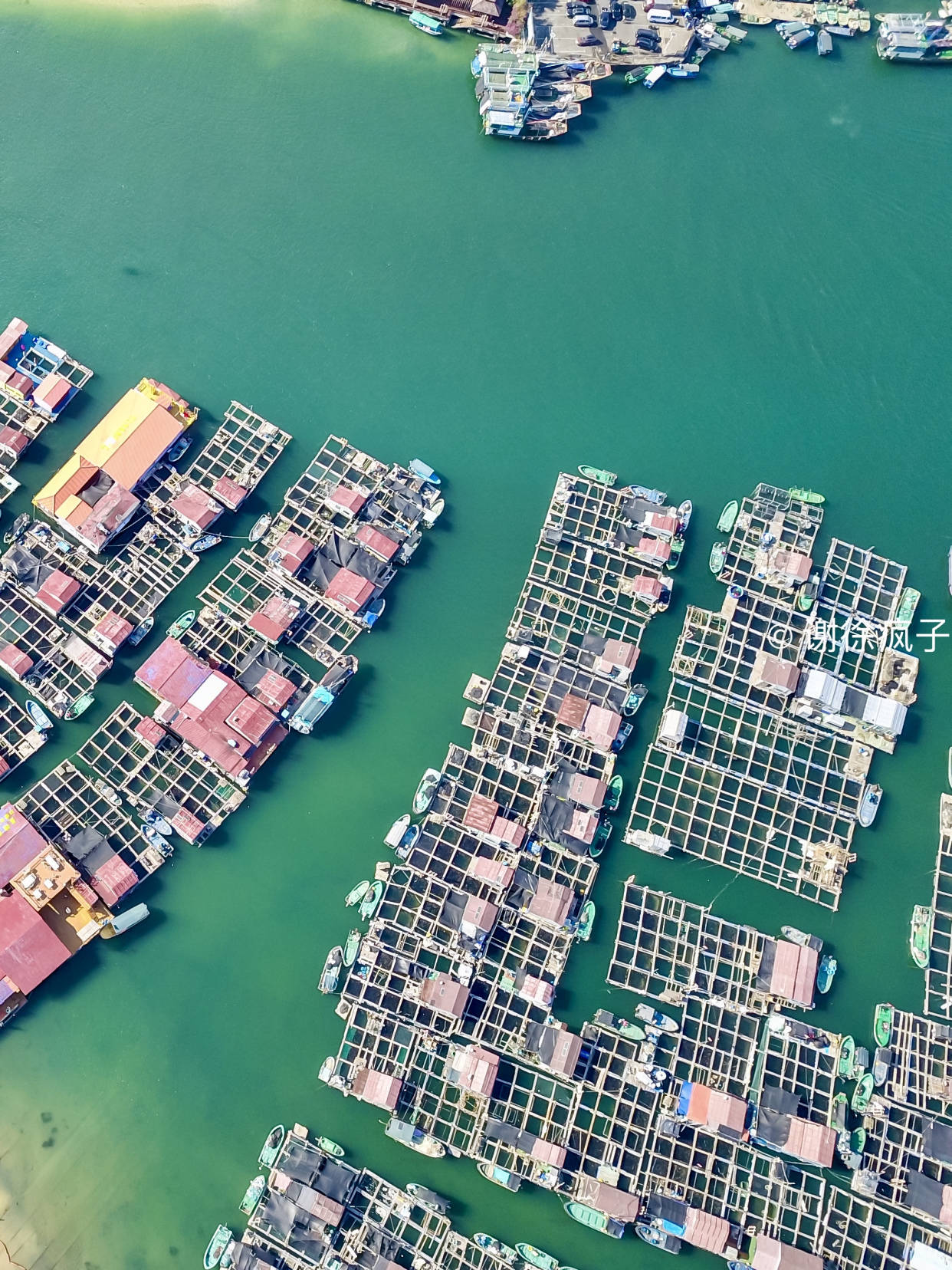 咖啡小館在靜靜等著客人上門(mén)