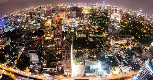 車?yán)锏娜硕己孟窆揞^里的沙丁魚(yú)