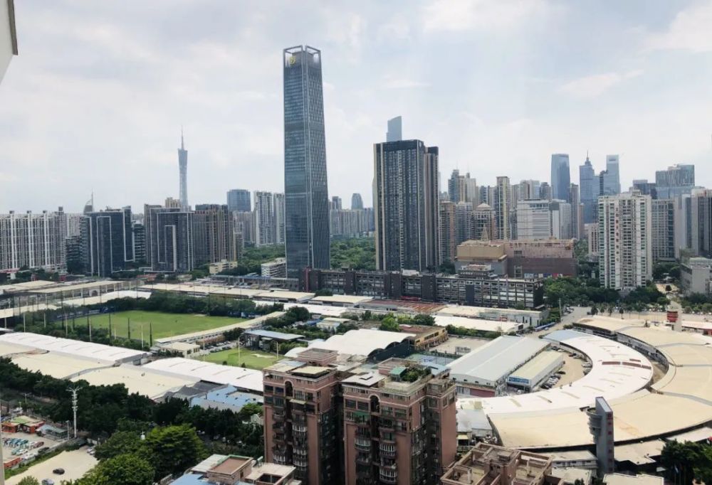 村民們?cè)缫炎杂凶》?></img></p>
<p><strong>濱江集團(tuán)向有關(guān)部門(mén)提出訴求</strong></p>
<p>1、錦江之星酒店所占農(nóng)地，所在地地區(qū)恰是休門(mén)改擴(kuò)建發(fā)展規(guī)劃中的55米寬綠化帶內(nèi)，這座建筑物在2004年取得中央政府總體規(guī)劃政府部門(mén)的核準(zhǔn)，于2008年開(kāi)建，其開(kāi)建及建設(shè)工程天數(shù)均在休門(mén)改擴(kuò)建總體規(guī)劃時(shí)間表定出之后。</p>
<p>2、這樣一座違規(guī)行為建筑物，現(xiàn)在已成當(dāng)下休門(mén)改擴(kuò)建回遷房建設(shè)工程最大的“攔路虎”。</p>
<p>3、休門(mén)改擴(kuò)建共計(jì)2700戶市民直到現(xiàn)在不能回遷，十余年飄泊在外。</p>
<p>4、本報(bào)記者現(xiàn)場(chǎng)訪談了一位年逾70的老太太，滿含淚水的抒發(fā)了自己“流離失所”的遇上，她說(shuō)本報(bào)記者，自己只是一個(gè)夢(mèng)想，便是可以盡早回去。</p>
<p>5、因?yàn)榛剡w村民的主張， 濱江集團(tuán)和橋西區(qū)政府、休門(mén)街道辦事處都在大力大力推進(jìn)該項(xiàng)組織工作的重大進(jìn)展。</p>
<p>6、借以B2房地產(chǎn)項(xiàng)目能盡速構(gòu)建開(kāi)工，濱江集團(tuán)向有關(guān)部門(mén)制訂主張，為推進(jìn)征地安放工作進(jìn)度及上述身份證證件的辦理手續(xù)，期望相關(guān)機(jī)構(gòu)職能部門(mén)協(xié)調(diào)機(jī)制發(fā)展規(guī)劃主管部門(mén)變動(dòng)征地警戒線適用范圍，將錦江之星酒店不納入騰退安放覆蓋范圍。</p>
					<br/>
				<div style=