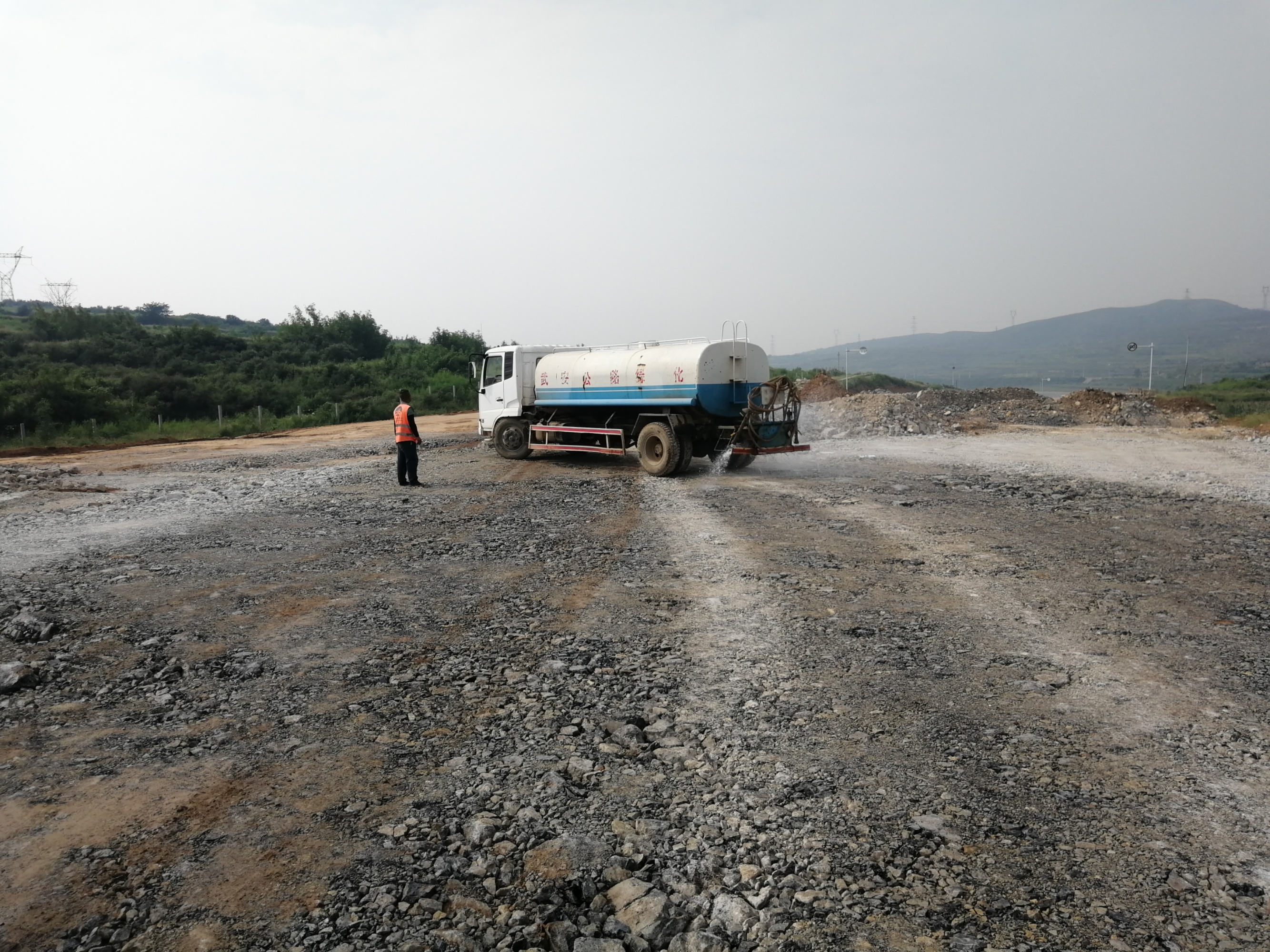 地鐵站出站口門(mén)前積水嚴(yán)重