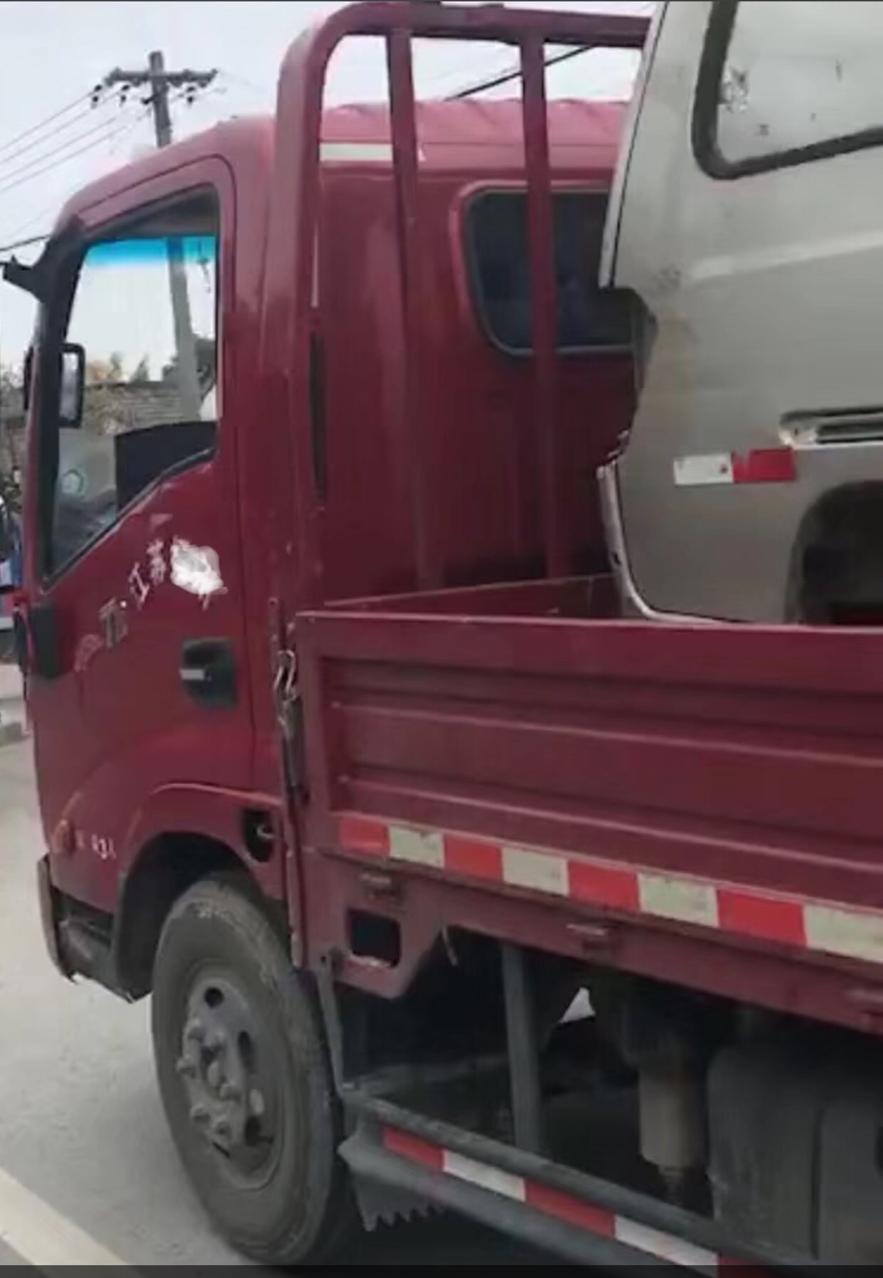 當(dāng)?shù)嘏沙鏊尦鍪驹诒敬鍍商幏孔?></img></p>
<p><strong>有序推進(jìn)老舊小區(qū)和棚戶區(qū)改造</strong></p>
<p>1、煙臺市生態(tài)環(huán)境局萊州分局、市交警大隊、市廉租房小城鎮(zhèn)規(guī)劃局、市綜合性行政執(zhí)法局）。</p>
<p>2、以以點(diǎn)，以（增強(qiáng)公共服務(wù)項目、提高校園文化自然環(huán)境）為主要參考資料，逐步強(qiáng)化衛(wèi)星城綜合性服務(wù)項目機(jī)能，為街坊外國游客提供更多愈加全面和優(yōu)質(zhì)的優(yōu)質(zhì)服務(wù)。</p>
<p>3、有序大力推進(jìn)老舊居民小區(qū)和棚戶區(qū)擴(kuò)建。三年內(nèi)改擴(kuò)建老舊住宅小區(qū)1.8萬戶、179萬平方米，系統(tǒng)升級給水、管網(wǎng)、電力、供氣、數(shù)據(jù)通信、水電等基礎(chǔ)建設(shè)，積極支持完全符合前提的老舊建筑風(fēng)格裝上扶梯，大幅提升建筑群選用基本功能和人居發(fā)展水平。</p>
<p>4、棚戶區(qū)擴(kuò)建，對主城區(qū)內(nèi)8個工程項目開展改建，動工規(guī)劃1015套回遷房，回遷房征用覆蓋面積18.85萬平方米。</p>
<p>5、大力推進(jìn)制定游泳池技術(shù)標(biāo)準(zhǔn)、制度化建設(shè)工程擴(kuò)建，使街坊游人洗澡更方便、舒適。</p>
<p>6、在衛(wèi)星城主干道兩側(cè)、森林公園增大消閑方向盤、電池交通設(shè)施等大城市紅木家具，迎合民眾外國游客出游、夜游須要。</p>
<p><strong>比如<a href=