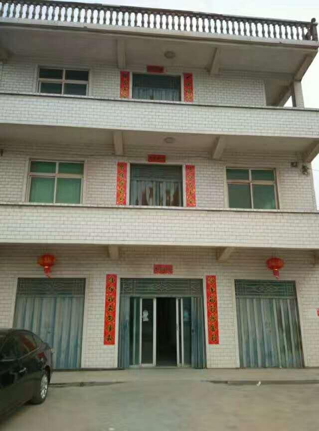 這種類型的小產(chǎn)權房一般稱為村屋