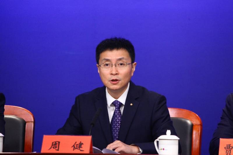 剛剛走出校門的周健加入交通執(zhí)法隊(duì)伍