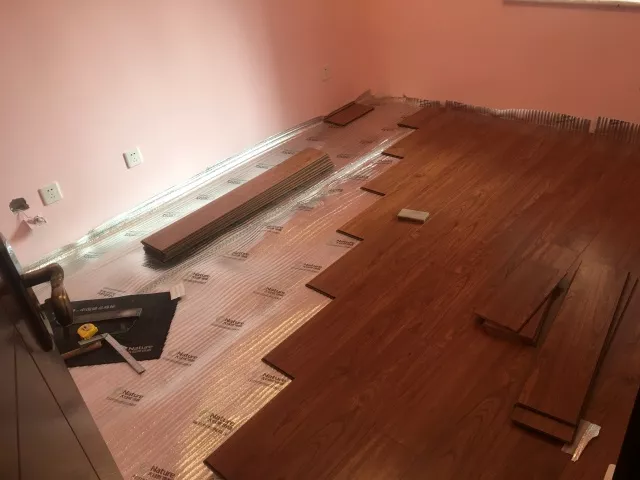 樓下鄰居家的新房還沒(méi)裝修