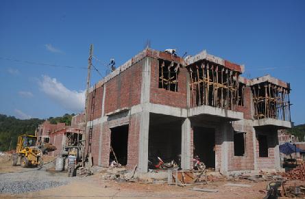 小產(chǎn)權(quán)房主要包括村民自建農(nóng)民房