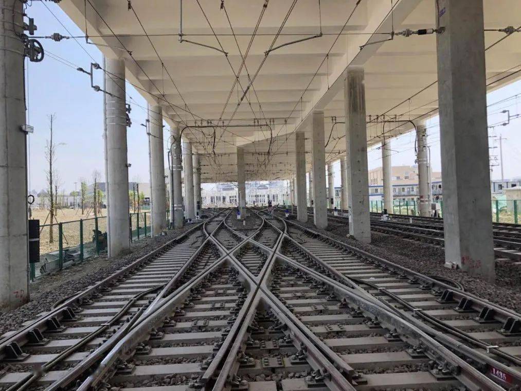 番禺廣場站位于清河東路南側(cè)的番禺廣場