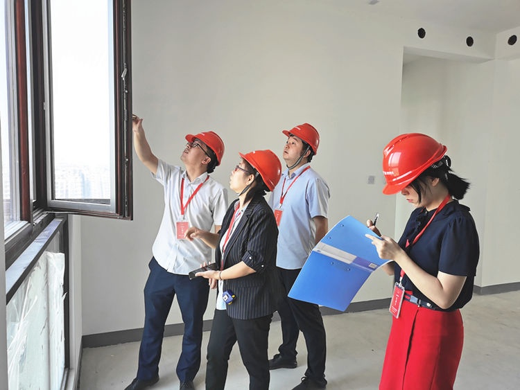 工作人員始終以飽滿的熱情服務業(yè)主