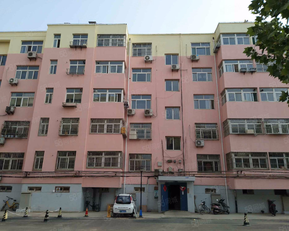 小區(qū)崗亭處已經放置了搬家登記表