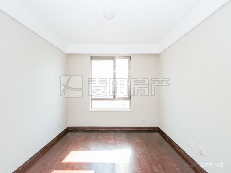 沈陽鐵西區(qū)有一套金地名京洋房?jī)删?></img></p>
<p><strong>睡覺的北京和上班的北京</strong></p>
<p>1、至于房山和豐臺(tái)的“北京”,跟舊城區(qū)二環(huán)路以內(nèi)熱熱鬧鬧的北京相比之下,即使便已宛如兩個(gè)大城市了。</p>
<p>2、北京可能將要分為兩種地方。睡的北京及加班的北京。</p>
<p>3、與“家住回龍觀,下班中關(guān)村”同理的,尚有“家住門頭溝,加班中關(guān)村”、“家住沙河鎮(zhèn),加班中關(guān)村”。</p>
<p>4、新舊城在各種優(yōu)勢(shì)資源上的差異性導(dǎo)致了現(xiàn)在青年人的都市生活困局,其劇情必須是現(xiàn)代人在每天上下班這時(shí)候的疲于奔命,順便夢(mèng)境著北京這座超一線衛(wèi)星城何時(shí)可以容許他們已經(jīng)結(jié)束三線衛(wèi)星城的勞作。</p>
<p>5、便連北京一位住建部高級(jí)官員也曾說過“學(xué)術(shù)研究推斷,這類珠江是失利的”。</p>
<p>6、他們回到家,可能會(huì)回憶起《空間的詩學(xué)》里面巴什拉溫馨竟詩意的話語。</p>
<p>7、“所有的避難所,所有的藏身之處,所有的房間,都有共同的時(shí)空商業(yè)價(jià)值”,“迎春護(hù)佑著心愿,家廟維護(hù)著快樂家,玉蘭讓我們需要在寧靜中作夢(mèng)。</p>
<p><strong>楊家堡的村民可以低價(jià)購買</strong></p>
<p>1、村集體金融資產(chǎn)評(píng)估結(jié)果,總資產(chǎn)除了1.4億。這些股權(quán)剩余定量,籌組企業(yè)化互助社,以后居民可享有股息。</p>
<p>2、大望京村的騰退不論是從經(jīng)濟(jì)發(fā)展賠償金,鄉(xiāng)親們征用,未來日常生活維護(hù)等各個(gè)層面都做得較為完善,獲得了良好的美譽(yù)度。</p>
<p>3、而這能不能正式成為一些地方聯(lián)邦政府投身世界經(jīng)濟(jì)規(guī)劃和城市建設(shè)的一個(gè)領(lǐng)跑者,也是他們熱議的一個(gè)熱點(diǎn)話題。</p>
<p>4、創(chuàng)立和諧道德,百姓的美譽(yù)度所以是首要任務(wù)。</p>
<p>5、在和李凱的寒暄中,本報(bào)記者獲知,于麗給他這套房子的建議是樓盤收盤時(shí)再繳納她15萬元。</p>
<p>6、雖然歸屬于回遷房,楊家堡的鄉(xiāng)親們可廉價(jià)買回。</p>
<p>7、李凱粗略的夠了一下,一平米大約5500元左右,相較在自然地理右側(cè)與周邊的房?jī)r(jià)上漲,這個(gè)商品價(jià)格還算恰當(dāng)。</p>
<p>8、這種情形在楊家堡相當(dāng)普遍。呢是為什么村民們掛著便宜的新房子不買而要轉(zhuǎn)售呢。</p>
<p><img src=