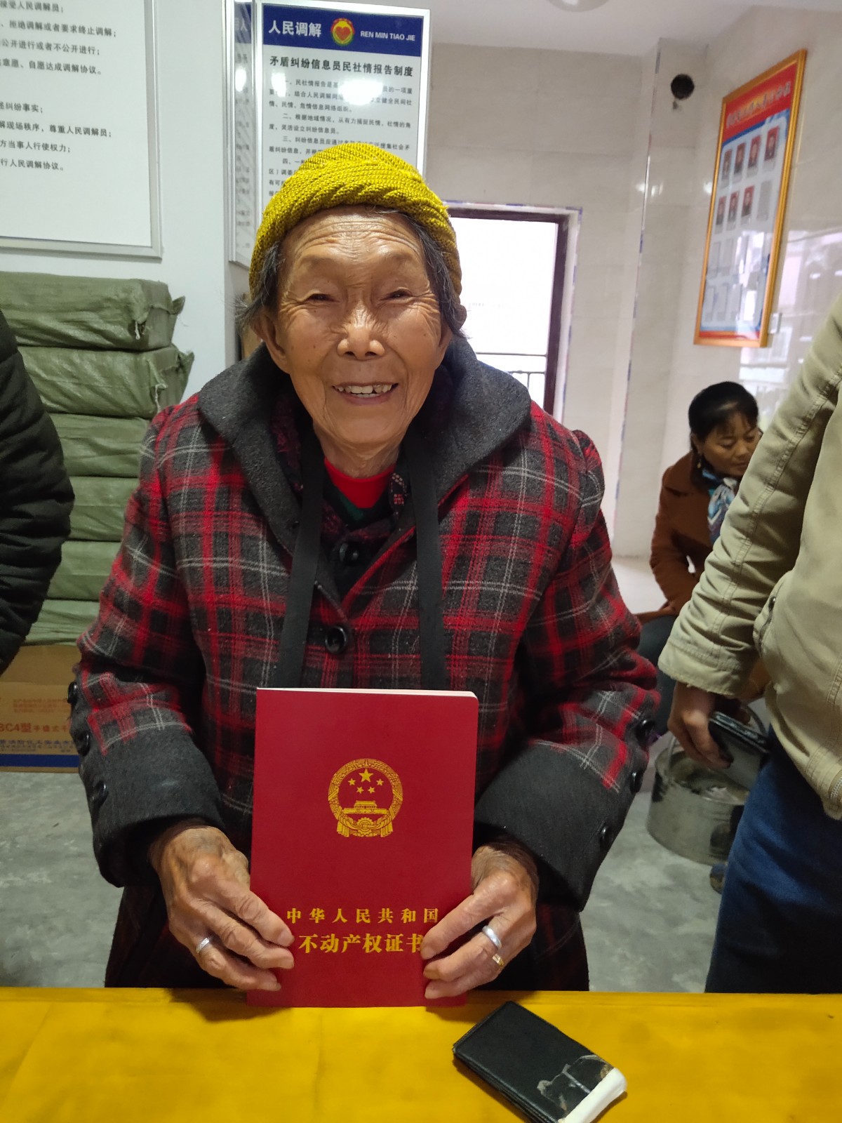 然后跟業(yè)主到開(kāi)發(fā)商簽訂拆遷補(bǔ)償合同